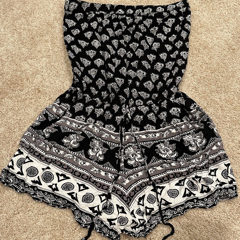 Black and White patterned Romper. Size Medium juniors
